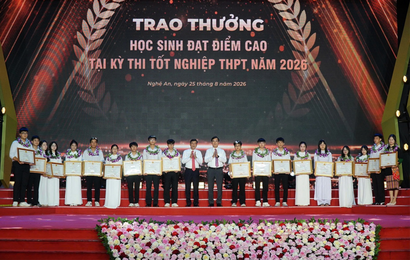 Lãnh đạo UBND tỉnh Nghệ An và Sở GD&ĐT tỉnh trao thưởng học sinh đạt điểm cao trong kỳ thi tốt nghiệp THPT năm 2026. Ảnh: Kim Oanh/Dân trí
