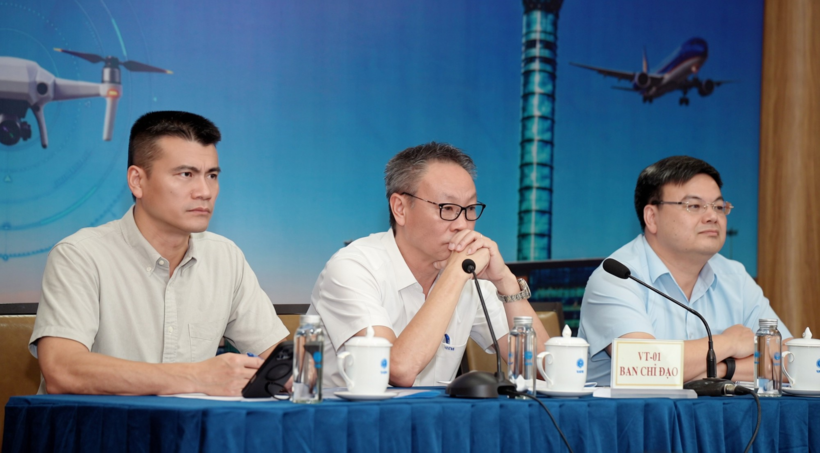 Ban chỉ đạo Diễn tập gồm ông Tô Ngọc Giang, PTGĐ Vietnam Airlines; ông Nguyễn Mạnh Kiên, PTGĐ VATM và ông Tô Tử Hà, PTGĐ ACV, Giám đốc Cảng HKQT Nội Bài (lần lượt từ trái qua). (Ảnh: Vietnam Airlines)