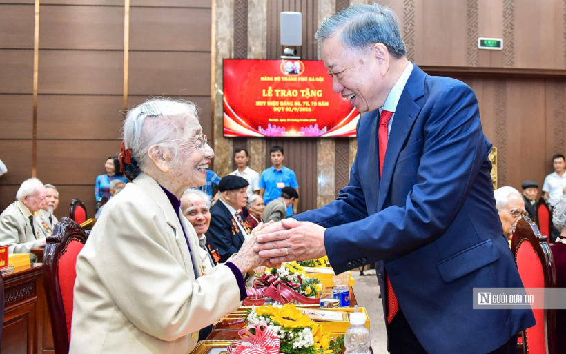 Tổng Bí thư, Chủ tịch nước Tô Lâm chúc mừng đảng viên được nhận Huy hiệu Đảng.