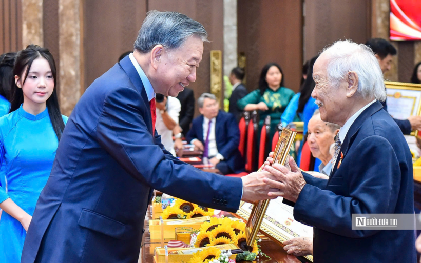 Tổng Bí thư, Chủ tịch nước Tô Lâm trao Huy hiệu Đảng tặng đảng viên.