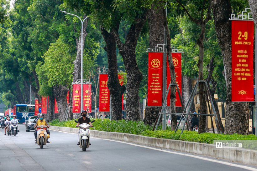 Ghi nhận của Đời sống & Pháp luật, trên nhiều tuyến phố Hà Nội đã được trang trí rực rỡ để chào mừng kỷ niệm 81 năm Cách mạng Tháng Tám và Quốc khánh 2/9.