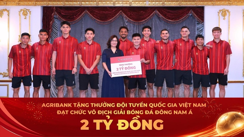 Đại diện Agribank Bà Từ Thị Kim Thanh - Thành viên HĐTV trao thưởng 2 tỷ đồng chúc mừng thành tích xuất sắc của Đội tuyển Quốc gia Việt Nam