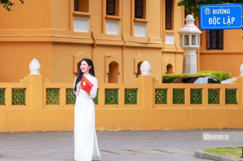 Cũng trong những ngày này, nhiều người dân, đặc biệt là thiếu nữ trong tà áo dài trắng kéo nhau đến các địa điểm, di tích để chụp ảnh kỷ niệm.