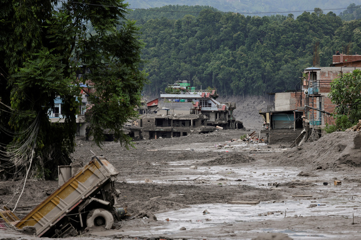 Cảnh tan hoang sau đợt lũ quét. Ảnh: Reuters
