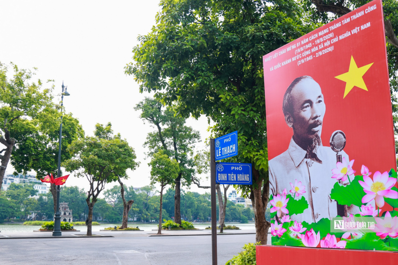 Các biểu tượng, khẩu hiệu, áp phích khổ lớn được đặt tại những vị trí nổi bật, dễ nhìn như ngã tư, quảng trường hay khu vực tập trung đông người qua lại.