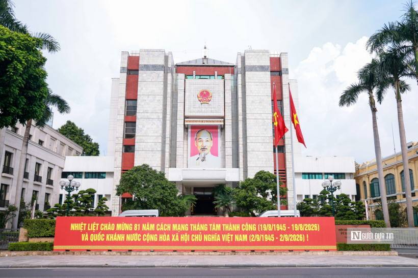 Khẩu hiệu mang dòng chữ "Nhiệt liệt chào mừng kỷ niệm 81 năm Quốc khánh Nước Cộng hòa xã hội chủ nghĩa Việt Nam" được trang trí khắp các tuyến phố. Ảnh trụ sở UBND Thành phố Hà Nội trang hoàng.