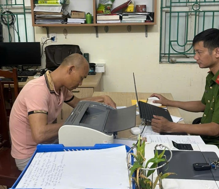 Đối tượng Trần Văn Tuân tại Cơ quan Công an xã Tiên Lữ. Ảnh: Công an tỉnh Hưng Yên