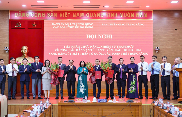 Bí thư Đảng ủy MTTQ, các đoàn thể Trung ương, Chủ tịch Ủy ban Trung ương MTTQ Việt Nam Bùi Thị Minh Hoài; Trưởng Ban Tuyên giáo Trung ương Trịnh Văn Quyết và các đại biểu tặng hoa chúc mừng các cán bộ tại Hội nghị (Ảnh: Minh Đức).