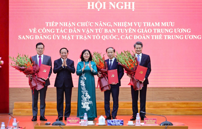 Ủy viên Bộ Chính trị, Bí thư Trung ương Đảng, Bí thư Đảng ủy MTTQ, các đoàn thể Trung ương, Chủ tịch Ủy ban Trung ương MTTQ Việt Nam Bùi Thị Minh Hoài; Ủy viên Bộ Chính trị, Bí thư Trung ương Đảng, Trưởng Ban Tuyên giáo Trung ương Trịnh Văn Quyết trao Quyết định của Bộ Chính trị, Ban Bí thư cho các đồng chí (Ảnh: Minh Đức).