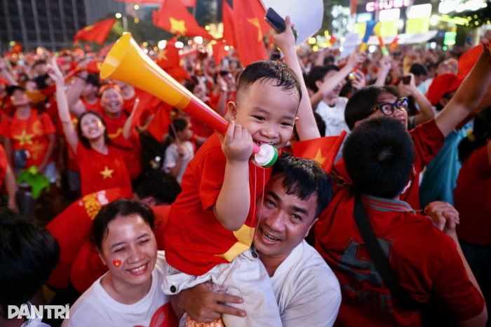 Những tiếng hô vang "Việt Nam vô địch! Việt Nam vô địch!" không ngừng dội vang khắp không gian.