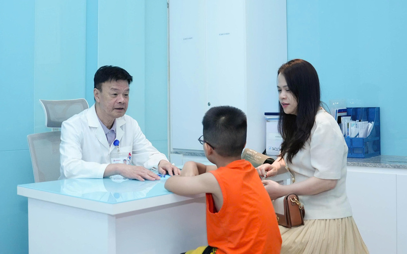 BSCKII Phạm Mạnh Thân (Bệnh viện Đa khoa An Việt) khám bệnh cho bệnh nhi. Ảnh: BSCC