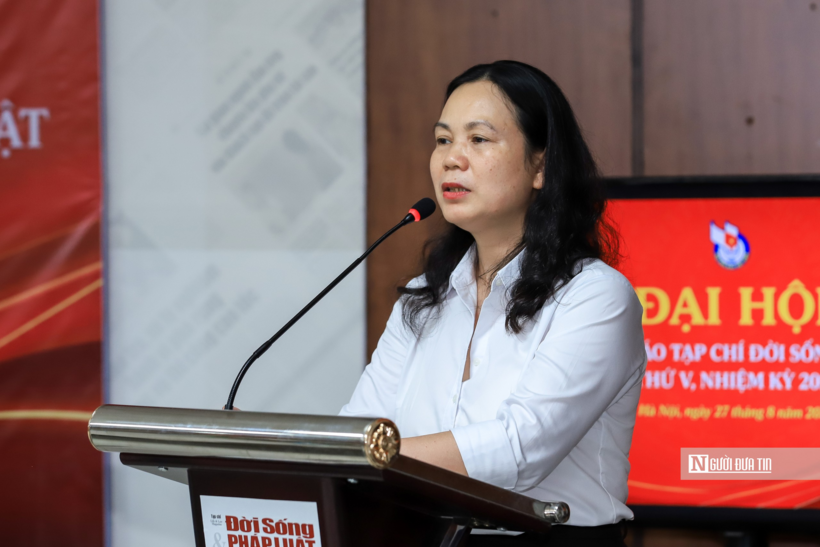 Bà Nguyễn Thị My - Phó Tổng Biên tập Tạp chí Đời sống và Pháp luật, Phó Thư ký Chi hội báo cáo kết công tác Chi hội và phương hướng, nhiệm vụ nhiệm kỳ 2026-2028.