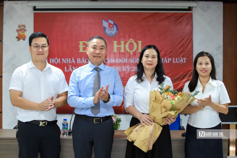 Ông Phạm Quốc Huy – Bí thư chi bộ, Tổng biên tập Tạp chí Đời sống và Pháp luật tặng hoa chúc mừng Ban Thư ký Chi hội Nhà báo Tạp chí nhiệm kỳ 2026-2028.