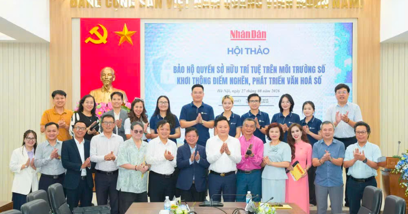 Các đại biểu chụp ảnh lưu niệm tại Hội thảo. (Ảnh: Báo Nhân dân)