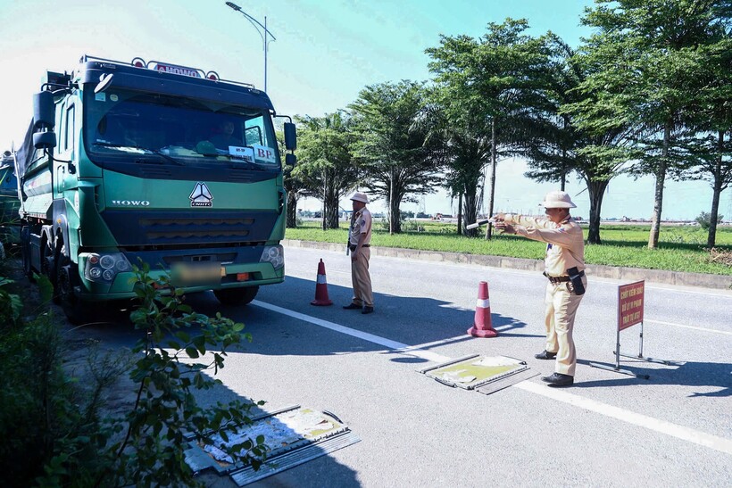 CSGT Hà Nội kiểm soát phương tiện kinh doanh vận tải hàng hoá. Ảnh CACC.