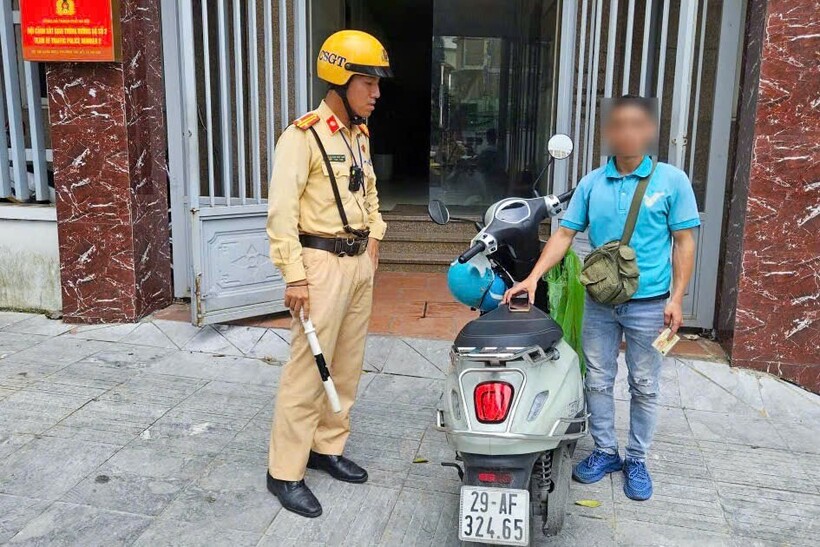 CSGT nhanh chóng xác định phương tiện, biển số và người điều khiển. Ảnh CACC.
