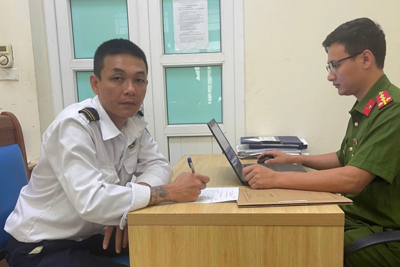 Lê Xuân Việt (trái) tại cơ quan công an (Ảnh: Công an Hà Nội).
