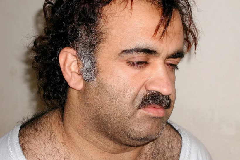 Khalid Sheikh Mohammed vào thời điểm bị bắt giữ ngày 1/3/2003. Ảnh Reuters.