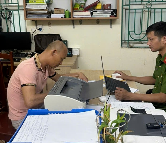 Đối tượng Trần Văn Tuân tại Cơ quan Công an xã Tiên Lữ. Ảnh: Công an tỉnh Hưng Yên