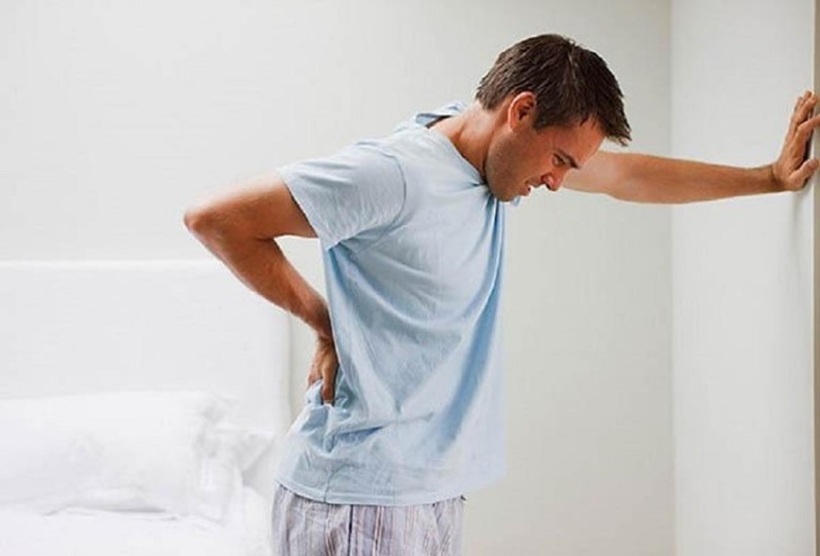 Đau lưng chân, hạn chế vận động là triệu chứng thường gặp của thoát vị đĩa đệm đa tầng