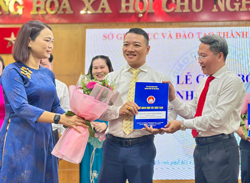 Ông Nguyễn Trần Khánh Bảo nhận quyết định làm Chánh văn phòng Sở GD&ĐT TP.HCM. Ảnh: Nguyễn Loan/Dân trí