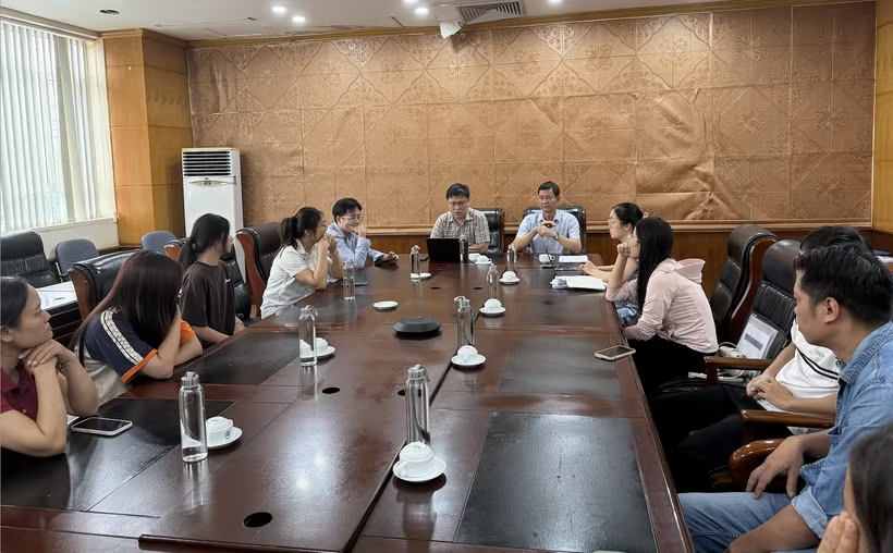 Thí sinh, phụ huynh làm việc với lãnh đạo Trường Quản trị và Kinh doanh và đại diện Đại học Quốc gia Hà Nội. Ảnh: PV/Vietnam+