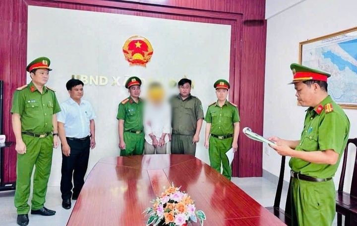 Cán bộ Cơ quan CSĐT Công an TP Huế thi hành quyết định khởi tố, lệnh bắt tạm giam đối với T.S. (Ảnh: Công an xã Đan Điền)