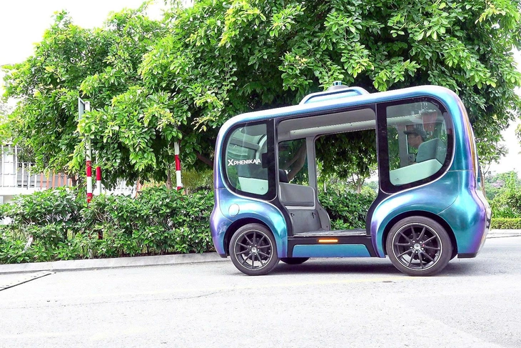 Thử nghiệm có kiểm soát xe buýt mini của Phenikaa-X trong khu vực riêng - Ảnh: UBND TP Hà Nội/Tuổi Trẻ