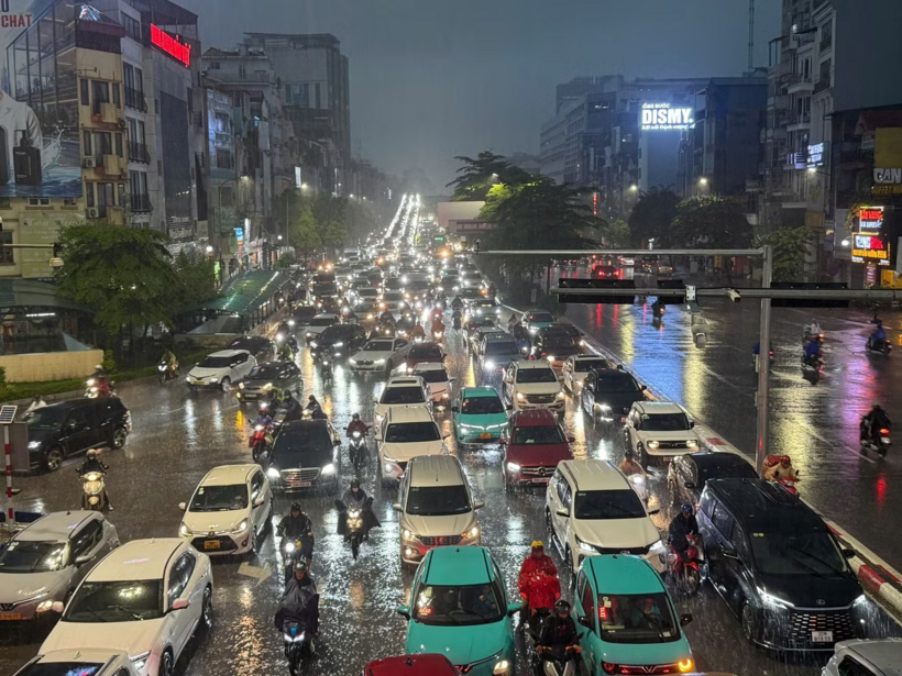 Hình ảnh giao thông ùn tắc chiều tối 27/8 do báo Tiền phong ghi nhận.