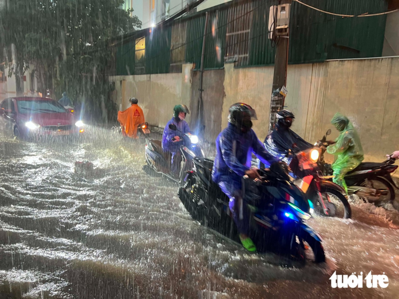 Nhiều đoạn đường Phạm Văn Đồng (đối diện công viên Hòa Bình), thời điểm 17h40 bị ngập sâu - Ảnh: PHẠM TUẤN