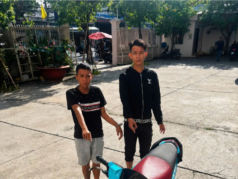 Hai thanh niên cướp giật điện thoại của bà lão 73 tuổi ở An Lạc bị bắt sau 9 tiếng. Ảnh: Công an TPHCm