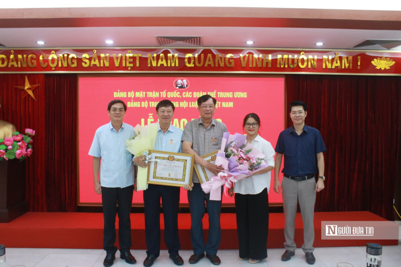 Các đại biểu chúc mừng 2 đồng chí Phó Chủ tịch Hội Luật gia Việt Nam nhận Huy hiệu 35 năm tuổi Đảng.
