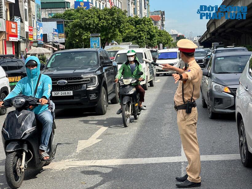 Lực lượng CSGT Hà Nội phân luồng, điều tiết giao thông tại khu vực nút giao Khuất Duy Tiến, góp phần hạn chế ùn tắc và bảo đảm an toàn cho người tham gia giao thông.