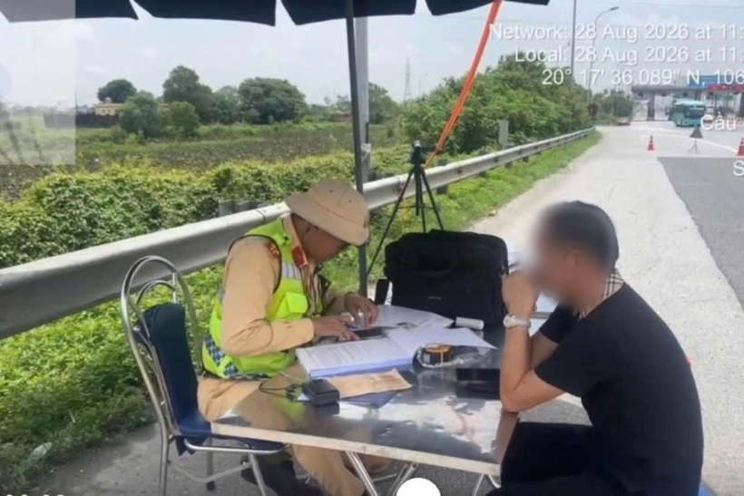 Một tài xế xe khách bị CSGT xử phạt (Ảnh: Cục CSGT).