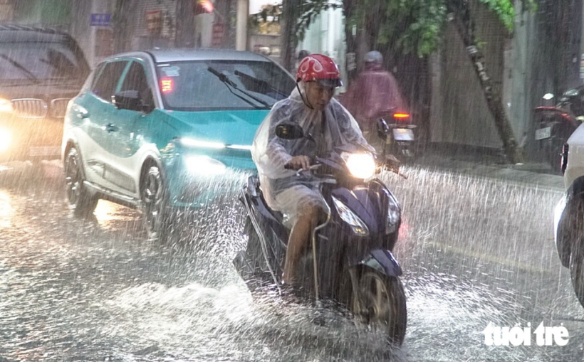 Mưa lớn xảy ra đúng giờ tan tầm - Ảnh: NGUYỄN HIỀN