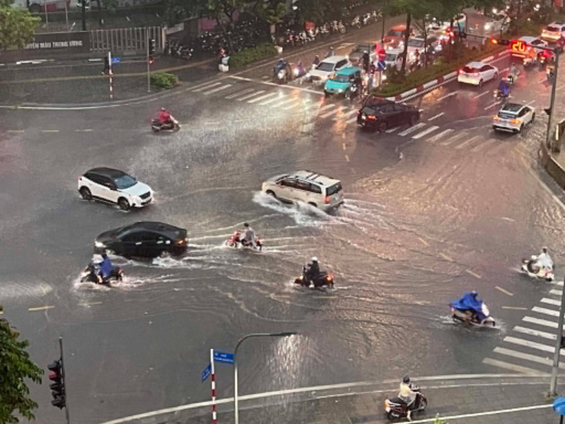 Tại đường Phạm Văn Bạch (Cầu Giấy, Hà Nội), thời điểm 17h10, mưa lớn khiến tuyến đường ngập sâu, đoạn ngập sâu nhất quá nửa bánh xe - Ảnh: MINH THAI