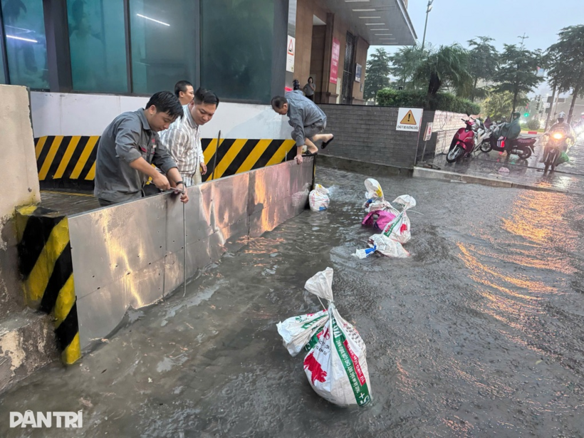 Người dân tìm cách chống ngập (Ảnh: Tiến Tuấn).