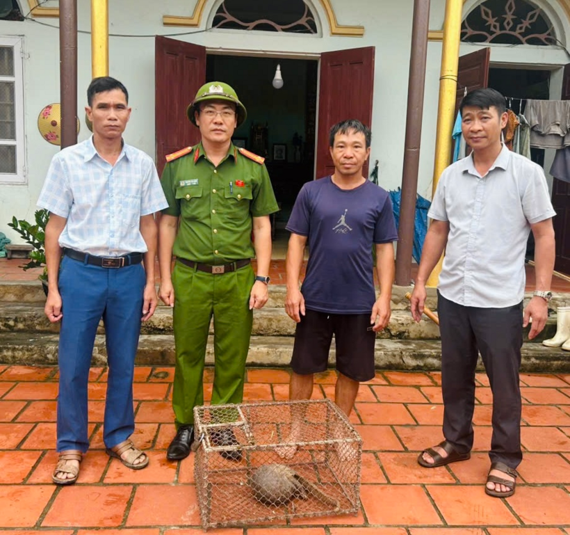 Công an xã Thiệu Trung tiếp nhận cá thể rê tê do người dân giao nộp. Ảnh: Công an tỉnh Thanh Hóa