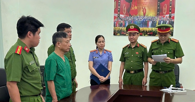 Cơ quan Cảnh sát điều tra Công an tỉnh Ninh Bình thi hành Quyết định khởi tố đối với bị can Vũ Văn Trình. (Ảnh: Công an Ninh Bình)