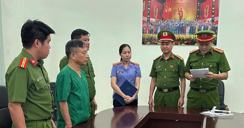 Cơ quan Cảnh sát điều tra Công an tỉnh Ninh Bình thi hành Quyết định khởi tố đối với bị can Vũ Văn Trình. (Ảnh: Công an Ninh Bình)