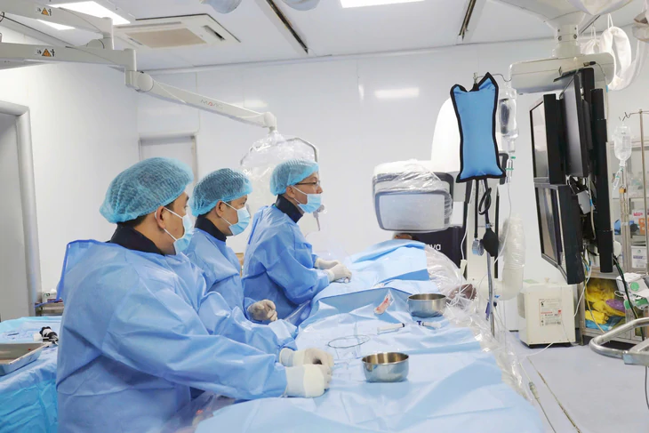 Can thiệp tim mạch cho người bệnh bị nhồi máu cơ tim do ong vò vẽ đốt - Ảnh: BV