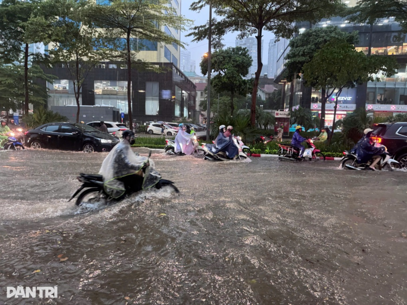 Đường Phạm Văn Bạch mưa ngập chiều 27/8 (Ảnh: Tiến Tuấn).
