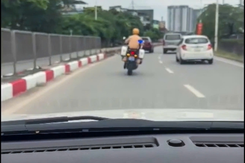 Tổ công tác hỗ trợ, mở đường cho xe chở bệnh nhân đến bệnh viện an toàn. Ảnh CACC.