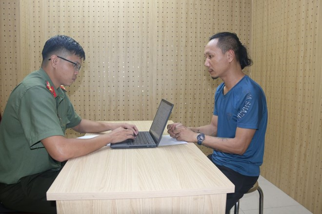 Cơ quan An ninh điều tra lấy lời khai bị can Thân Văn Tấn. Ảnh: Lao động