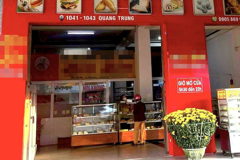 Nhiều người nhập viện sau khi ăn bánh mì tại hộ kinh doanh B.B. Ảnh: Tiền Lê/Dân trí