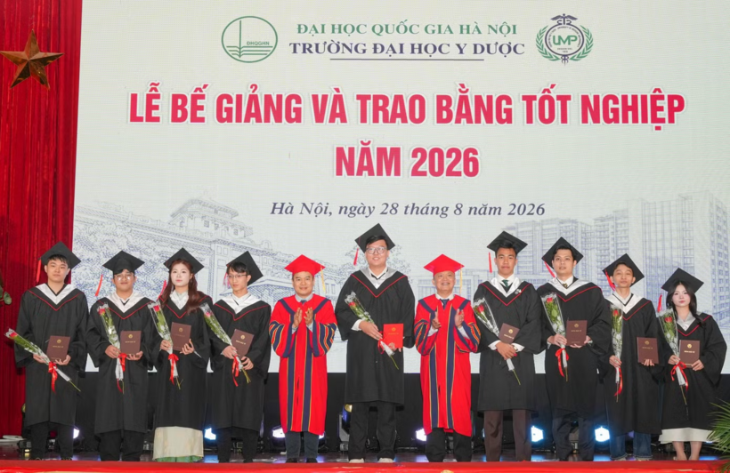Ban Giám hiệu Trường Đại học Y Dược trao bằng tốt nghiệp cho tân bác sĩ, tân cử nhân./ Theo báo Tiền phong.
