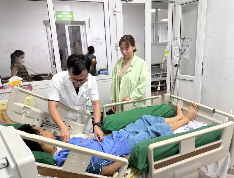 Bác sĩ tiến hành thăm khám cho bệnh nhân. Ảnh: VietNamPlus