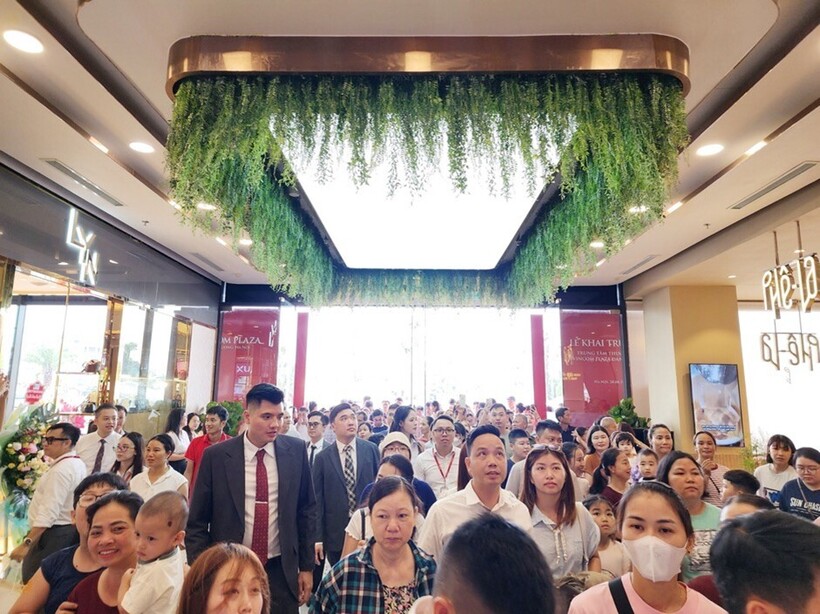 Dòng khách đông đúc đến trải nghiệm Vincom Plaza Đan Phượng dịp khai trương. Nguồn ảnh Vincom