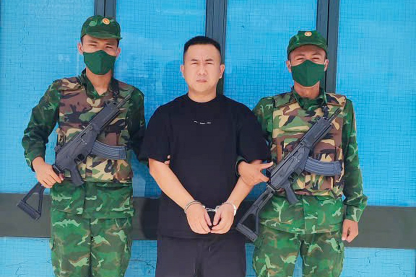 Đang làm thủ tục xuất cảnh, một người Trung Quốc bị phát hiện là đối tượng truy nã. Ảnh: Biên phòng Tây Ninh