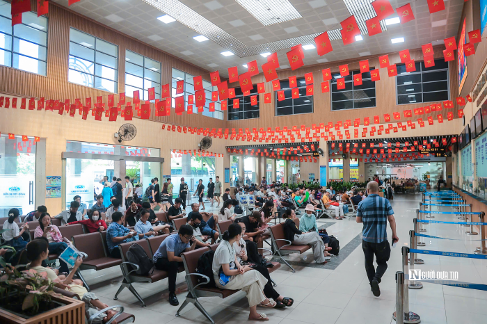 Bên trong khu vực sảnh chờ bến xe Mỹ Đình chiều ngày 28/8 có rất đông người dân ngồi chờ.